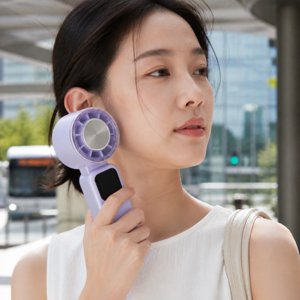 04_通勤冰敷场景 Foldable Handheld Cooling Fan with Cold Plate, Digital Display & Desktop Base