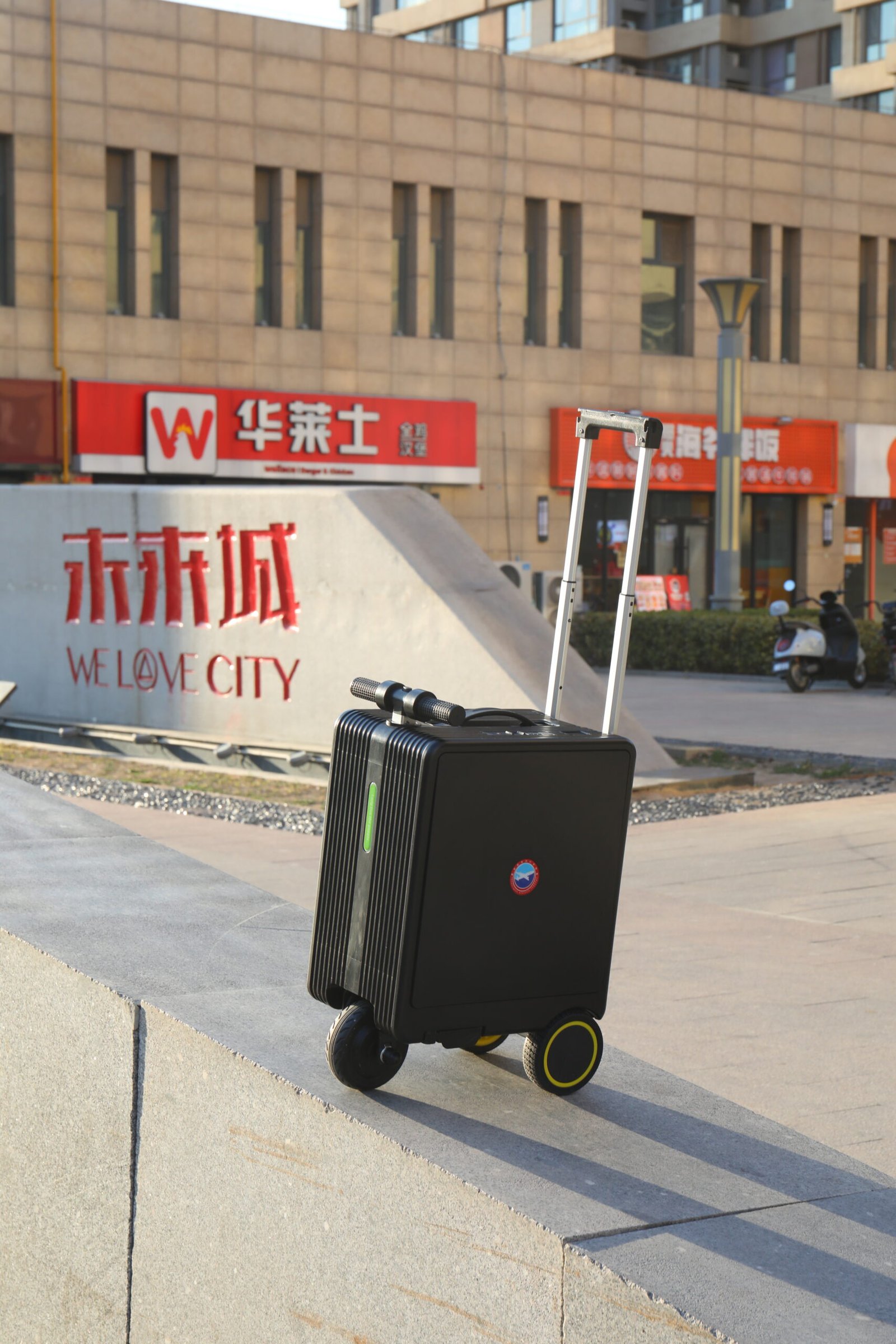 Battery and motor detail of Glade luggage