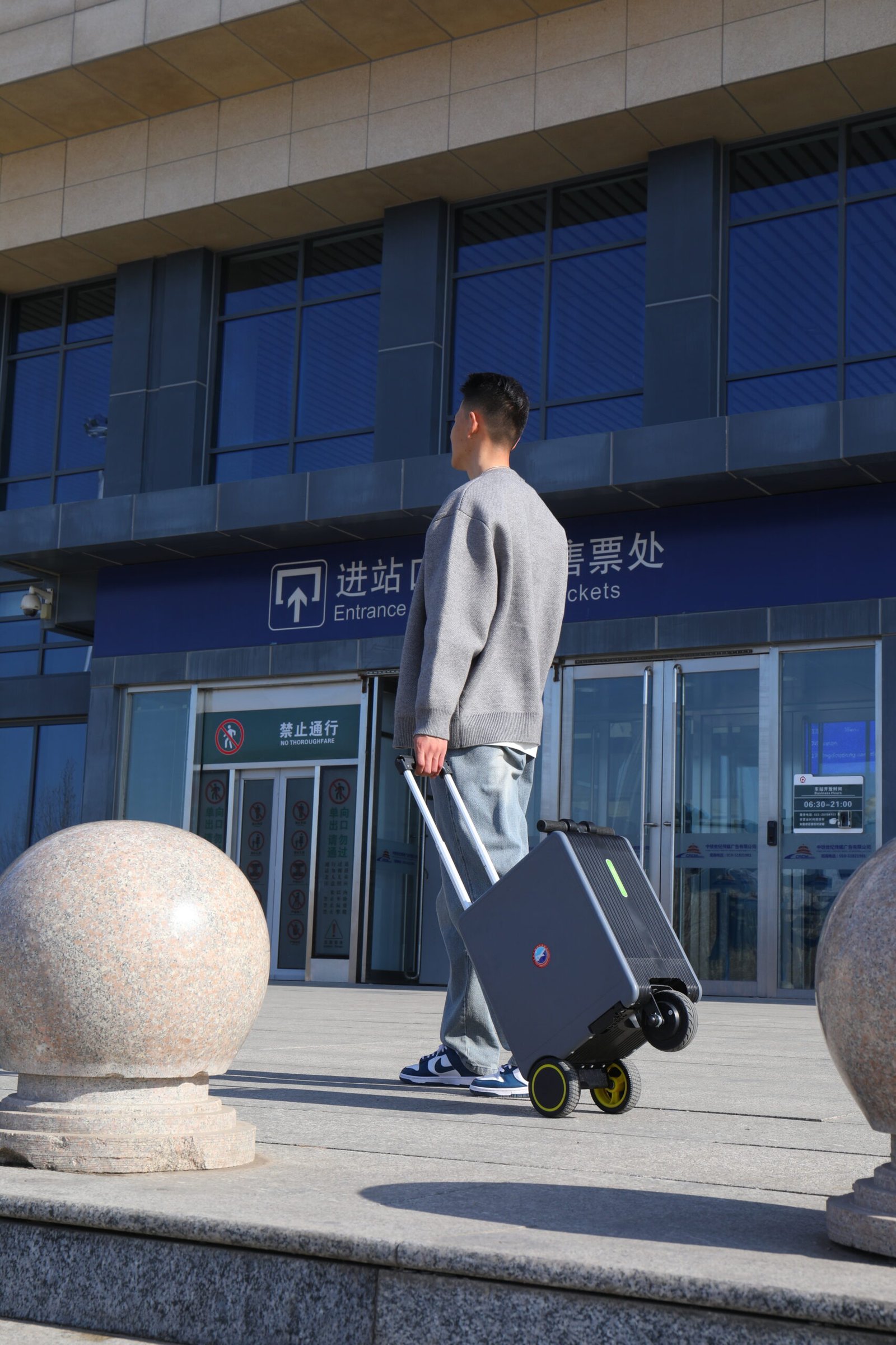 Man walking with the sleek Glade smart luggage